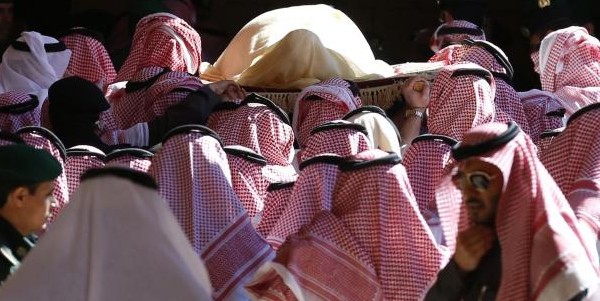 (The body of Saudi King Abdullah being carried during his funeral. Photo: Reuters)