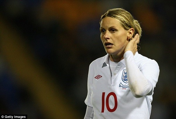 Arsenal Ladies striker Kelly Smith announced her retirement from international football on Tuesday