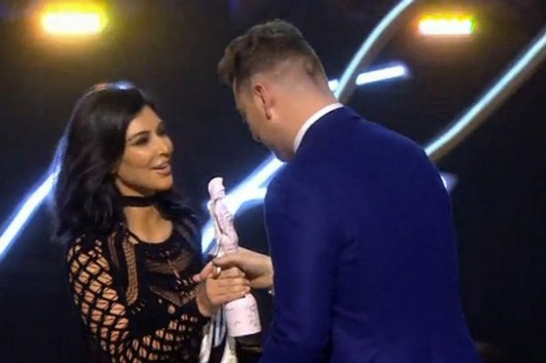 Kim-Kardashian-presenting-award-to-Sam-Smith