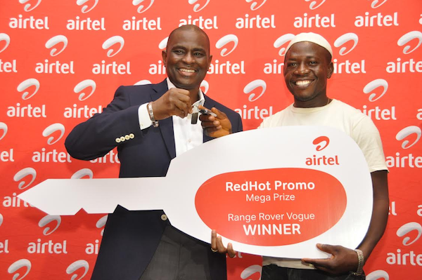 Segun Ogunsanya, Managing Director & CEO, Airtel Nigeria handing over the keys of a 2015 Range Rover Vogue to Abiodun Adio.