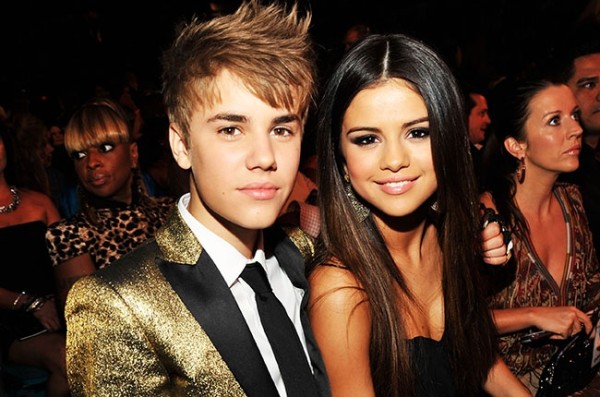 justin-bieber-selena-gomez-billboard-awards-2011-billboard-650x430