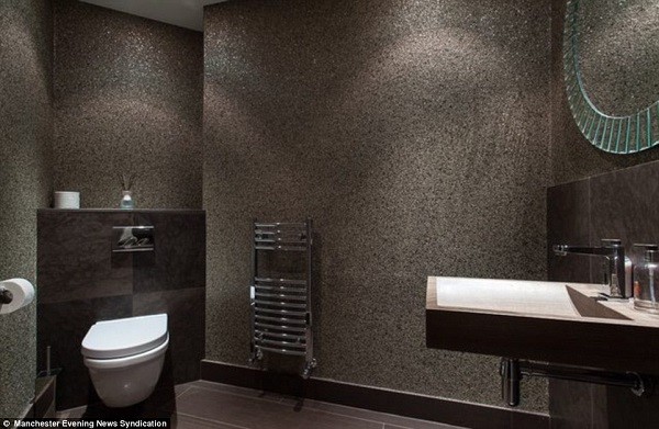 Another photograph of the bathroom in the luxury pad that will no longer be rented by Di Maria