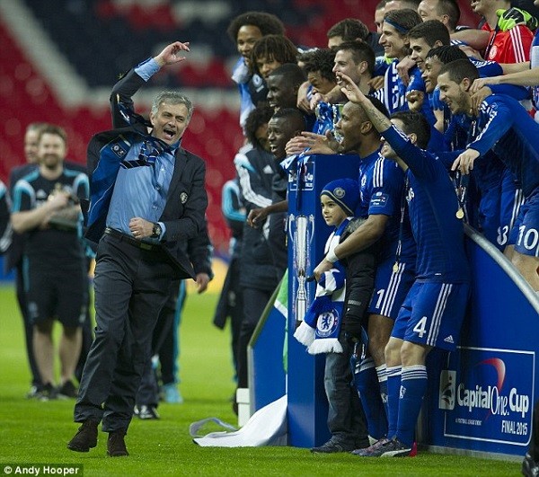 Jose Mourinho celebrates with this players after they beat Tottenham to win the Capital One Cup at Wembley