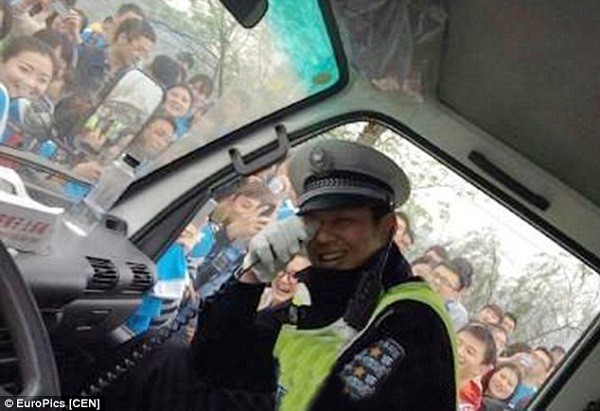 Long Keyi is surrounded in his car by admirers - forcing him to call for (presumably less handsome) back-up