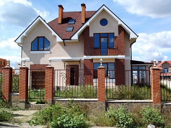 Bankrupt Ukrainian Soccer Club Pays Players With Luxury Houses
