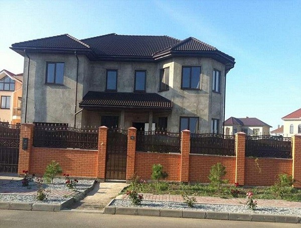 Bankrupt Ukrainian Soccer Club Pays Players With Luxury Houses