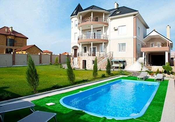 Bankrupt Ukrainian Soccer Club Pays Players With Luxury Houses