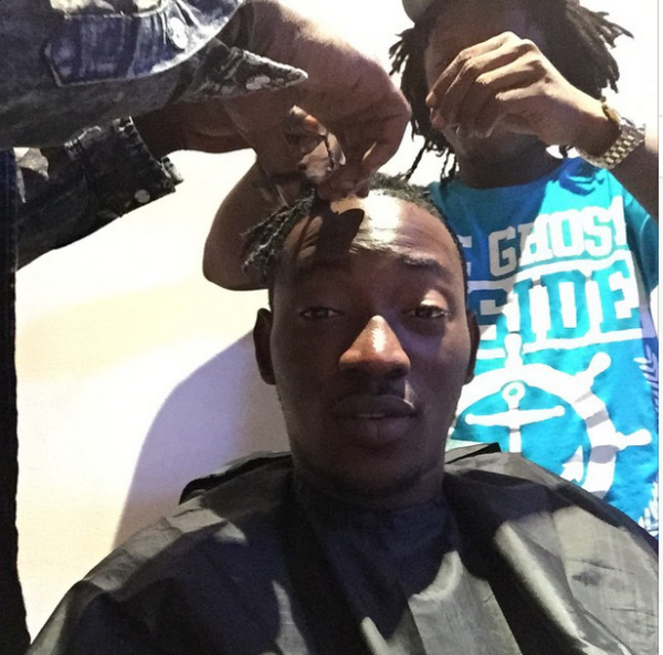 (Dammy Krane cuts off his dread locks. Photo: Instagram)