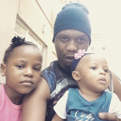 Reminisce and his two daugthers