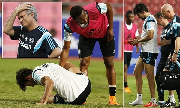 epa04773781 Chelsea's striker Diego Costa (L) is apologized by his teammate John Obi Mikel (R) during their training session at Rajamangala National Stadium in Bangkok, Thailand, 29 May 2015. Chelsea FC will play a friendly soccer match against a Thailand All-Stars team on 30 May 2015 in Bangkok as part of a pre-season tour in Asia. EPA/RUNGROJ YONGRIT