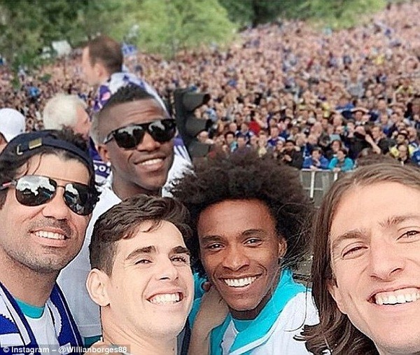 Chelsea's Samba stars Ramires, Oscar, Willian and Filipe Luis pose with the Brazilian-born Costa