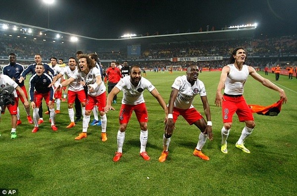 David Luiz (centre left) joins Edinson Cavani (right) in bowing to their travelling supporters
