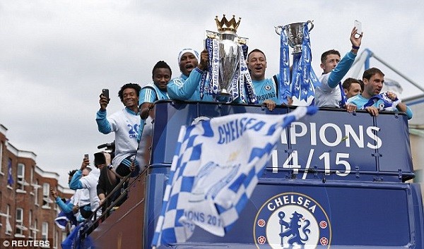 Drogba and Terry lift the Premier League trophy while Chelsea centre back Gary Cahill takes a selfie