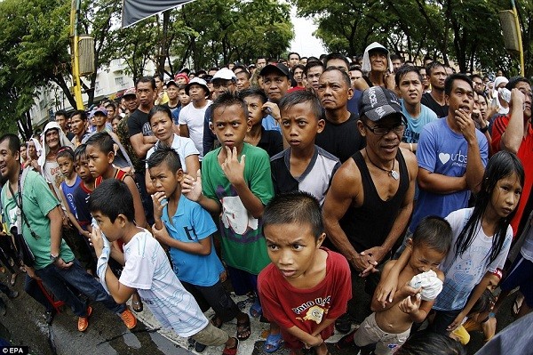 Fans watch on in Manila but people's champion Manny Pacquiao wasn't able to find his way to victory against Floyd Mayweather