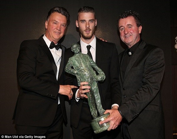 Goalkeeper David de Gea (centre) poses with his Player of the Year trophy with Louis van Gaal (left)