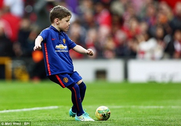 Kai enjoyedsome kicks on the pitch as the United players performed a lap of appreciation after game with Arsenal