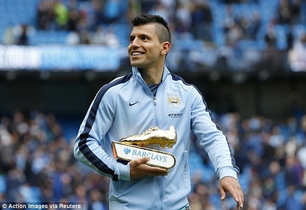 The Argentinian was given a huge cheer by the City fans when he received the award at the Etihad Stadium