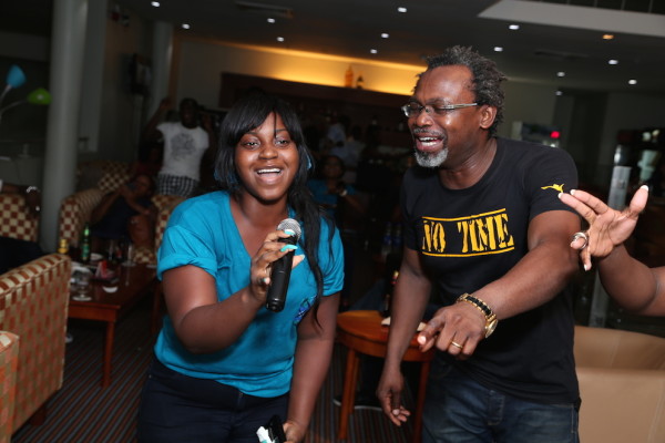 Kelechi Amadi Obi singing with one of the semifinalists