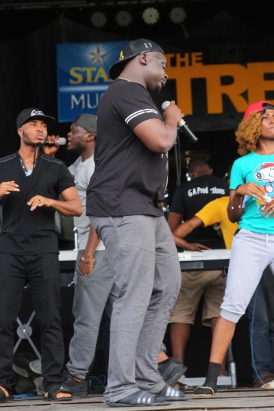 (Wande Coal and his dancers. Photo: BHM)