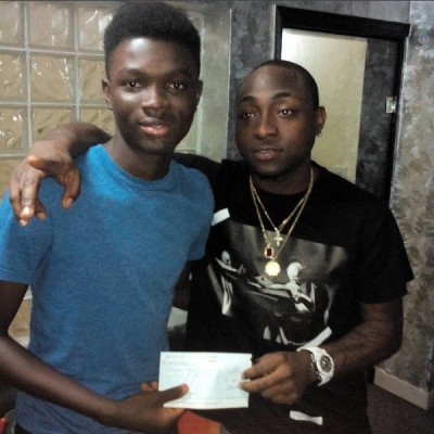 Davido has donated N1million to a fan to enable him return to school. Photo: Olajide Sanyaolu/Instagram