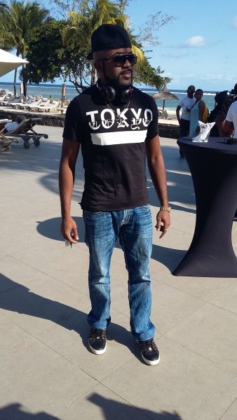 (Banky W at the beach in Mauritius, Photo: NET)