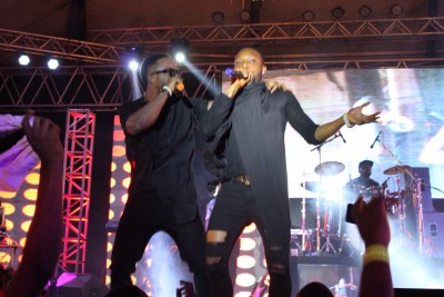 Kcee and Iyanya performing
