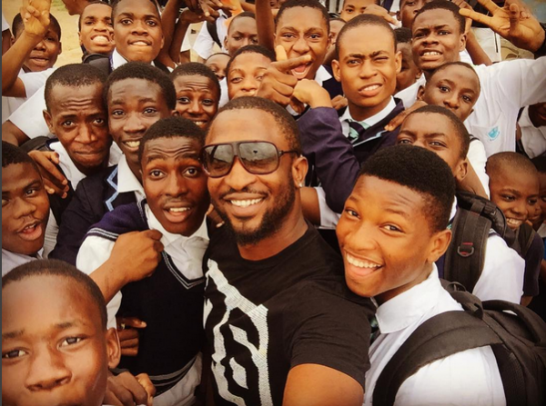 Darey visits CMS Grammar School. Photo: Instagram)