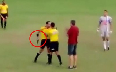 An enraged referee pulled a gun during a live match in Brazil. Photo: Latest Goals
