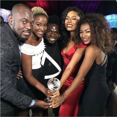 Cast of the movie pose with the award. Photo: Illbliss/Instagram