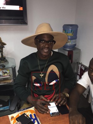 Sound Sultan posed for the camera with his latest signature look