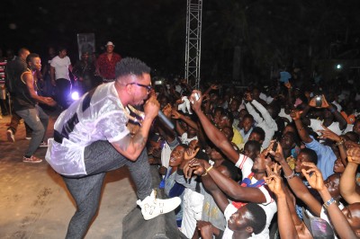 Oritsefemi performing.