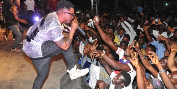 Oritsefemi performing.