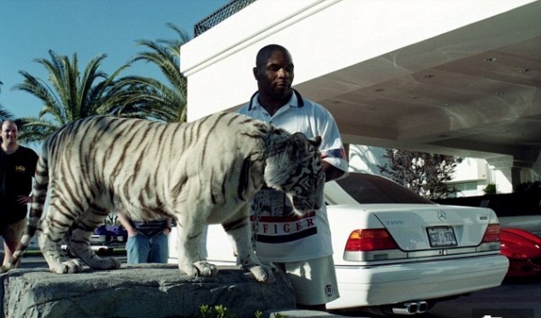 Mike Tyson pictured with his white tiger during an interview at his home back in 1989. Photo: The Ring Magazine