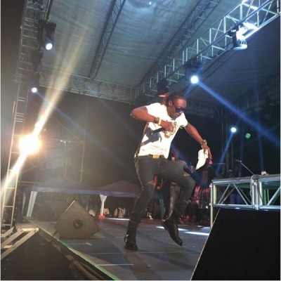 Terry G thrilling fans at the White Xmas Party. Photo: BHM