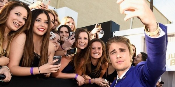 Justin Bieber take a snap with the ladies.