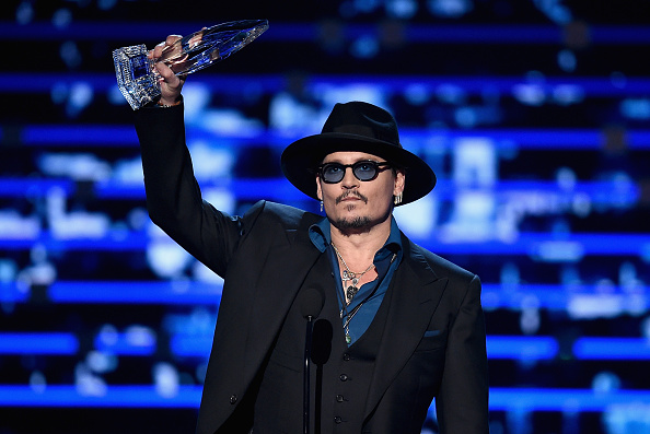 Actor Johnny Depp accepts Favorite Dramatic Movie Actor award at the 2016 People's Choice Awards. Photo: Getty Images
