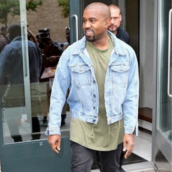 Kanye West gives paparazzi free Yeezys