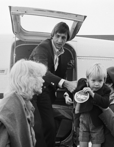 Johan_Cruijff_with_family_1977