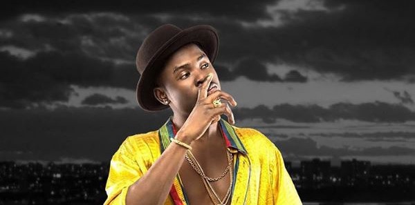 Lil Kesh - Ti mba fun eh ni five fingers iya eh niyen no high five nibi. Photo: Filed