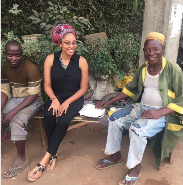 Muna has taken out time to feed an elderly artisan in Lagos.