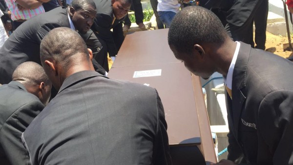 Nomoreloss burial_ Internment begins (1)
