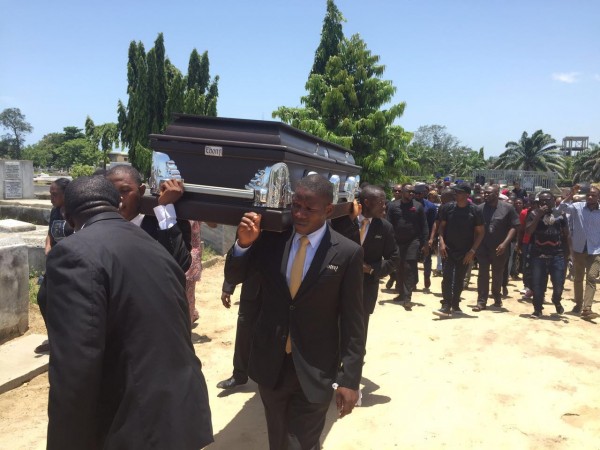 Nomoreloss burial_ Internment begins (3)