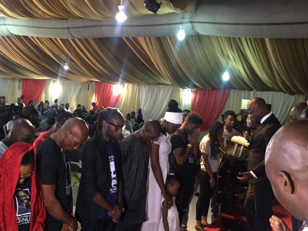 Pastors pray for Nomoreloss' the family (3)
