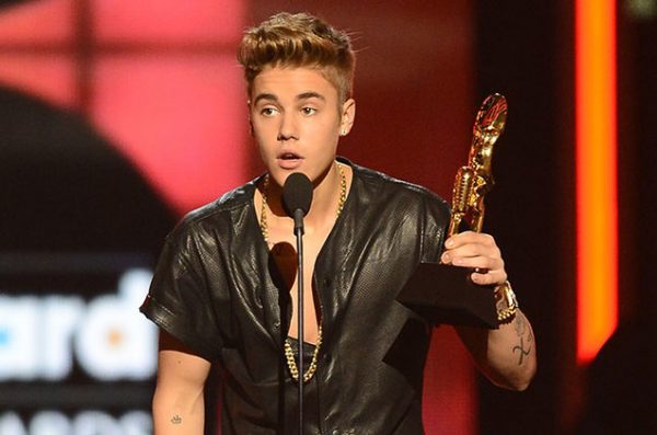 Hypocrite? Bieber receives award