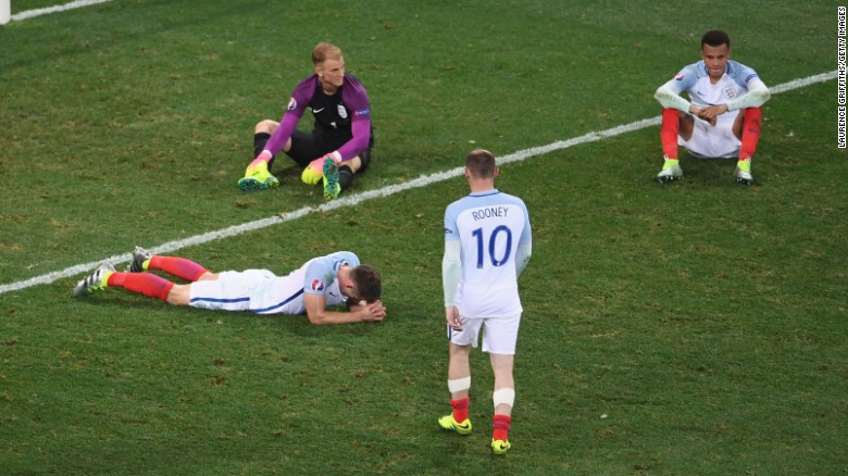 English players feel sorry after their loss.
