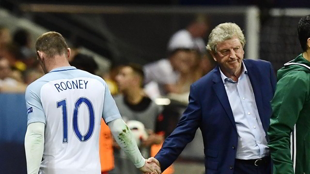 Roy Hodgson shakes Rooney after substitution against Iceland during Euro 2016