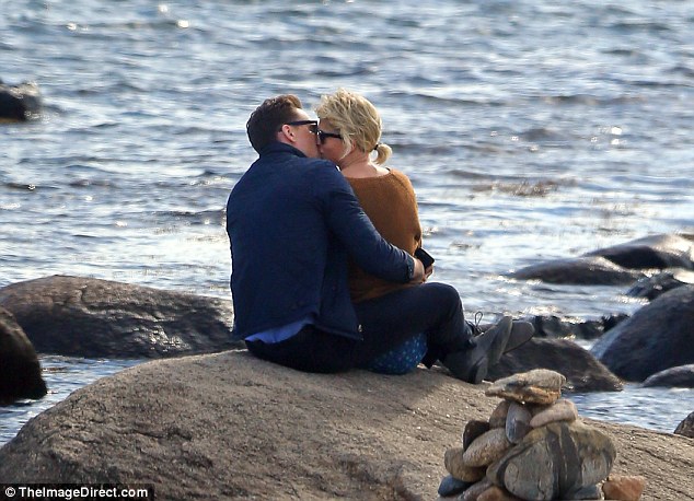 Taylor Swift seen kissing British actor Tom Hiddleston