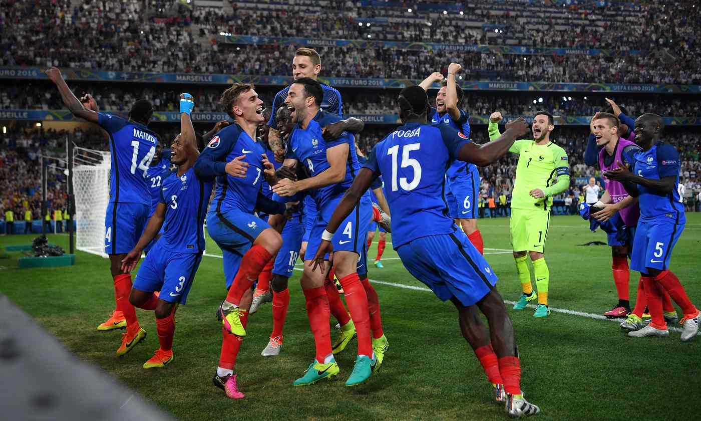 French team celebrate their qualification
