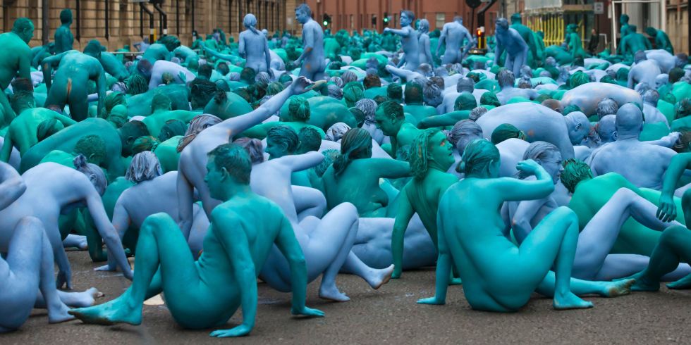 3,000 people got naked and painted themselves_Thenetng