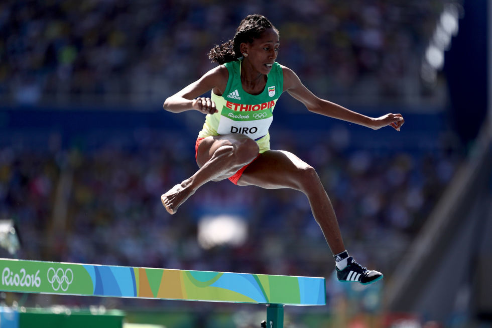 Ethiopian runner Econtinues to compete despite losing her shoe
